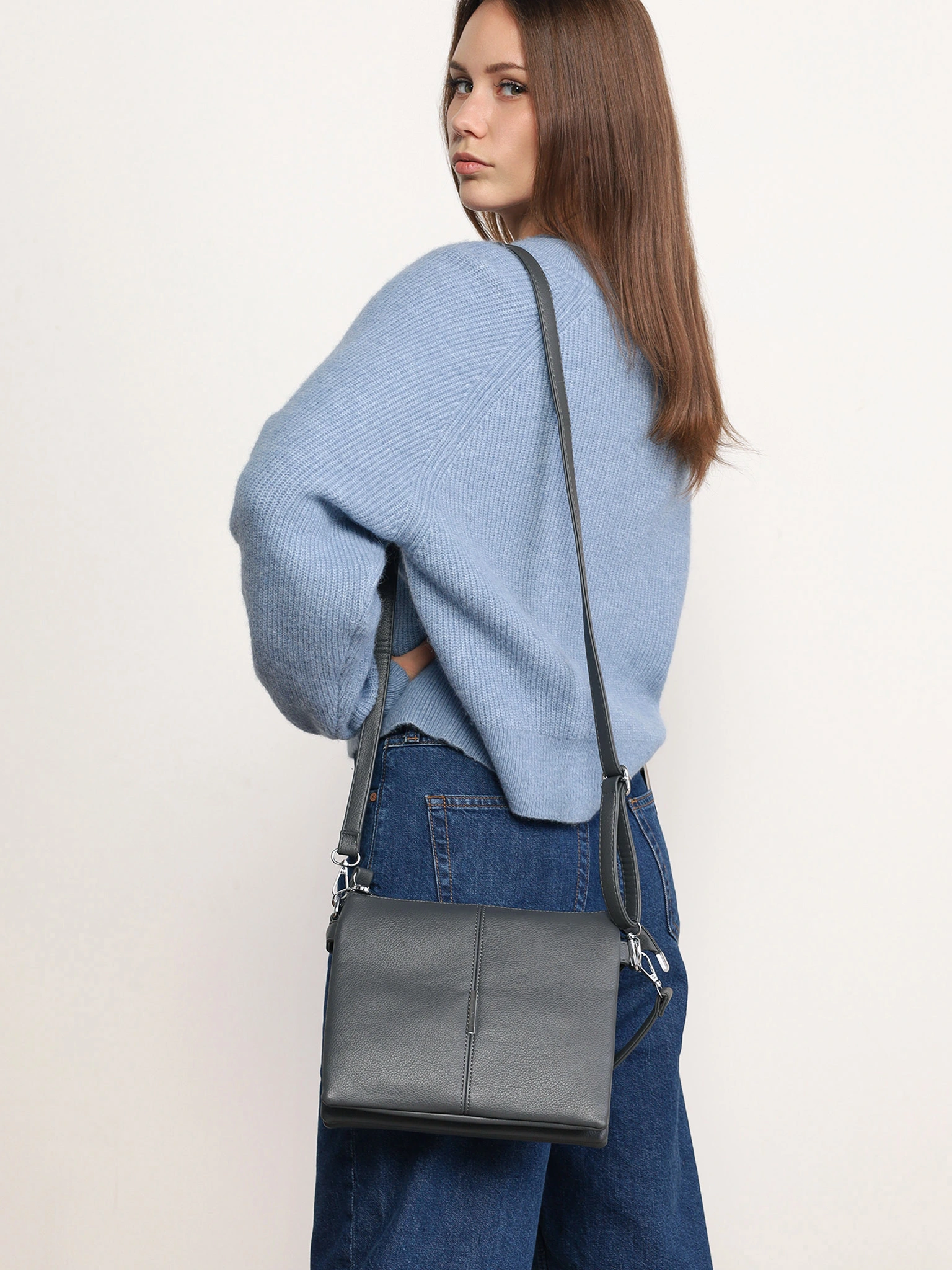 Сумка-кроссбоди с декоративным патчем в ассортименте